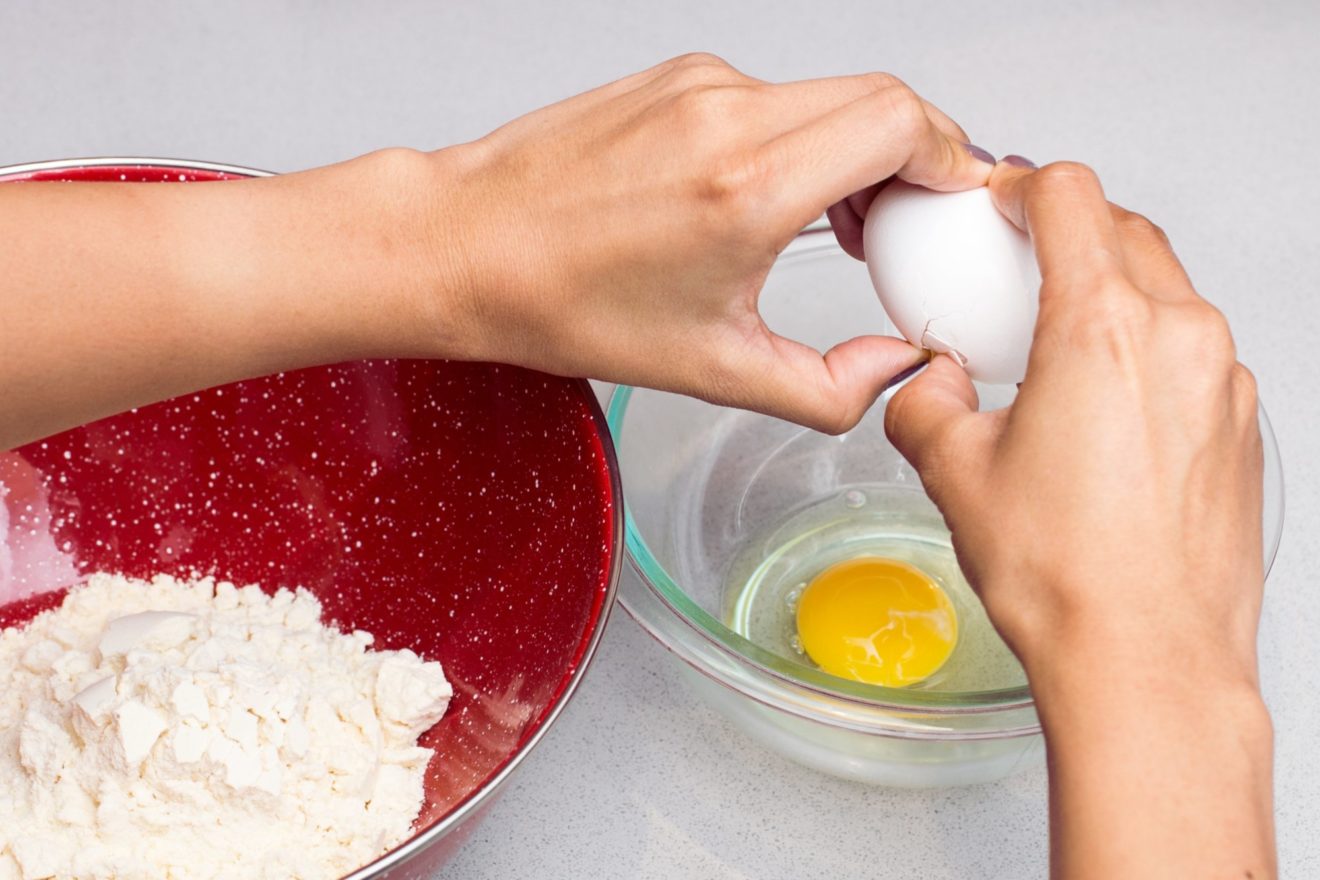 cracking-egg-for-baking